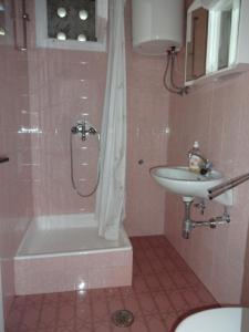 Kúpeľňa v ubytovaní Apartment in Duce with sea view, balcony, air conditioning, WiFi 237-1