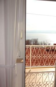 Balkón alebo terasa v ubytovaní Apartment in Duce with sea view, balcony, air conditioning, WiFi 237-1