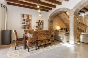 ein Wohnzimmer mit Tisch und Stühlen und einer Couch in der Unterkunft Can Bodeguita in Binissalem