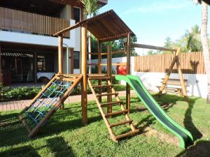 un parque infantil con 2 columpios y un tobogán en Itacimirim - Village na Praia da Espera en Itacimirim