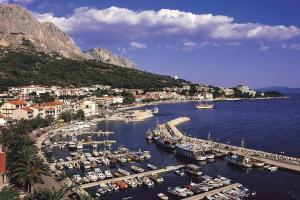 un groupe de bateaux amarrés dans un port de plaisance dans l'eau dans l'établissement Beachfront Apartment Podgora (205-2), à Podgora