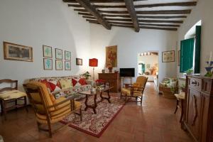 sala de estar con sofá, mesa y sillas en Casarossa, la casa del cuore, en Casciana Terme