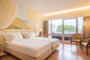 Кровать или кровати в номере Carvoeiro Garden Hotel