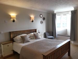 Un dormitorio con una cama grande y una ventana en The River Haven Hotel, en Rye