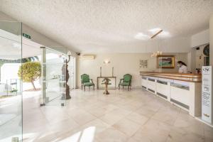 Кухня или мини-кухня в Carvoeiro Garden Hotel

