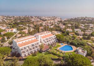 Бассейн в Carvoeiro Garden Hotel или поблизости