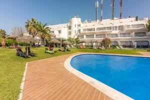 Бассейн в Carvoeiro Garden Hotel или поблизости