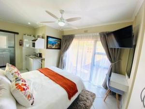 C&C HOTEL VIBES Randpark Ridge JHB 14 Units Availableにあるテレビまたはエンターテインメントセンター