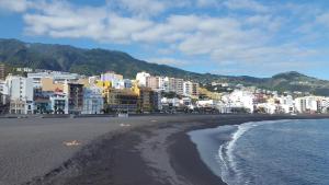 vista su una spiaggia con edifici e sull'oceano di Casa Tomadero a Santa Cruz de la Palma