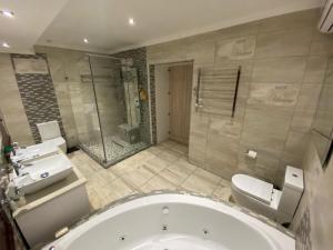 C&C HOTEL VIBES Randpark Ridge JHB 14 Units Availableにあるバスルーム