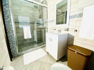 C&C HOTEL VIBES Randpark Ridge JHB 14 Units Availableにあるバスルーム