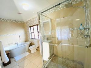C&C HOTEL VIBES Randpark Ridge JHB 14 Units Availableにあるバスルーム