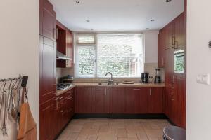 Ett kök eller pentry på Ground Floor and Twin Bedroom in luxurious Villa with beautiful garden very near TUe and Centre