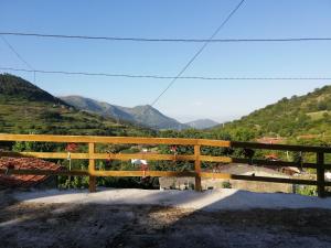 une clôture en bois avec vue sur la vallée dans l'établissement Vivienda Vacacional Los Picuos - Casas de los Picos, à Robriguero