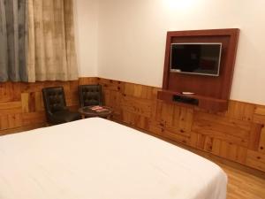 Hotel Bali Resort extension的电视和/或娱乐中心