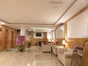 格德拉Hotel Bali Resort extension的大楼内一个带沙发和电视的大堂