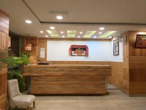 格德拉Hotel Bali Resort extension的餐厅的酒吧,带椅子