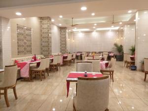 格德拉Hotel Bali Resort extension的一间有桌椅的餐厅