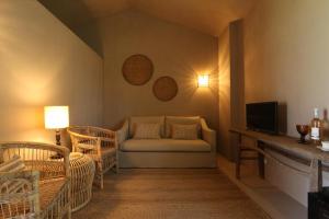 sala de estar con sofá y TV en Terra Rosa Country House & Vineyards en Ponte de Lima