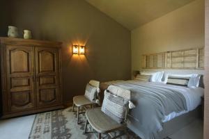 
A bed or beds in a room at Terra Rosa Country House & Vineyards
