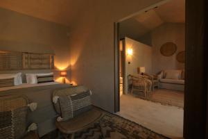 
A bed or beds in a room at Terra Rosa Country House & Vineyards
