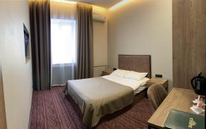 En eller flere senge i et værelse på Sterkh Hotel
