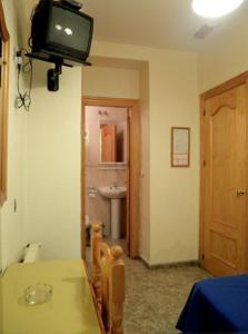 TV a/nebo společenská místnost v ubytování Hostal Delfin Verde