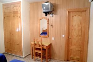TV a/nebo společenská místnost v ubytování Hostal Delfin Verde + 31 fotografií