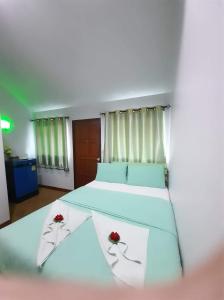 Postel nebo postele na pokoji v ubytování พลอยฟ้ารีสอร์ทเขาเต่า Ployfarresortkhaotao