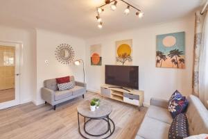 uma sala de estar com um sofá e uma televisão de ecrã plano em Host & Stay - Dacama at Dene Grove em Darlington