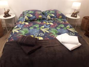 Un pat sau paturi într-o cameră la Chambre d'Hôtes - DOUCE NUI-THE
