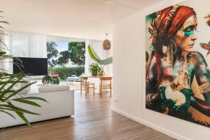 una sala de estar con una gran pintura en la pared en ME Ibiza - The Leading Hotels of the World en Santa Eulalia del Río
