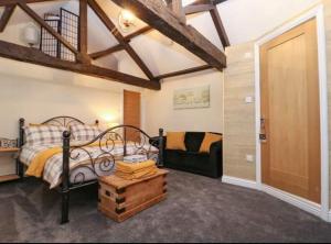 ein Schlafzimmer mit einem Bett und einem Sofa in einem Zimmer in der Unterkunft Lilly Pad in Knaresborough