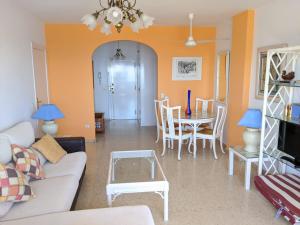 salon z kanapą i stołem w obiekcie Estepona primera línea de playa, apartamento 2-4 personas w mieście Estepona