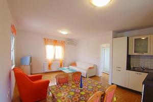 salon ze stołem i krzesłami oraz kuchnia w obiekcie Apartment in Medulin with Terrace, Air conditioning, Wi-Fi, Washing machine (3479-1) w Medulinie +26 zdjęć