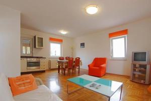 Kuchnia lub aneks kuchenny w obiekcie Apartment in Medulin with Terrace, Air conditioning, Wi-Fi, Washing machine (3479-1)