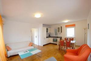 salon z kanapą i stołem w obiekcie Apartment in Medulin with Terrace, Air conditioning, Wi-Fi, Washing machine (3479-1) w Medulinie