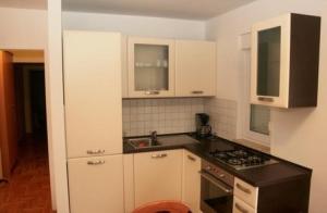 Kuchnia lub aneks kuchenny w obiekcie Apartment in Medulin with Terrace, Air conditioning, Wi-Fi, Washing machine (3479-1)