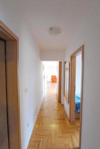 Łóżko lub łóżka w pokoju w obiekcie Apartment in Medulin with Terrace, Air conditioning, Wi-Fi, Washing machine (3479-1)
