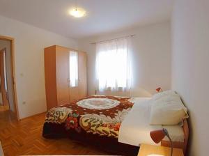 Łóżko lub łóżka w pokoju w obiekcie Apartment in Medulin with Terrace, Air conditioning, Wi-Fi, Washing machine (3479-1)