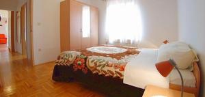 sypialnia z dużym łóżkiem w pokoju w obiekcie Apartment in Medulin with Terrace, Air conditioning, Wi-Fi, Washing machine (3479-1) w Medulinie