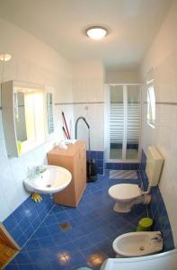 łazienka z 2 toaletami i umywalką w obiekcie Apartment in Medulin with Terrace, Air conditioning, Wi-Fi, Washing machine (3479-1) w Medulinie