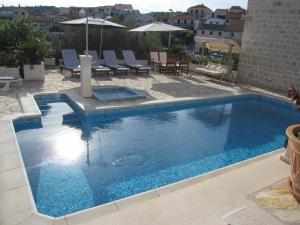 Bazén v ubytování Holiday Home Sumartin (626-1) nebo v jeho okolí