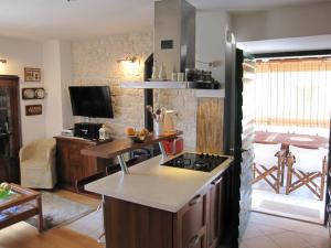 Kuchyň nebo kuchyňský kout v ubytování Holiday Home Sumartin (626-1)