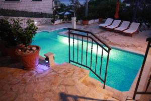 Bazén v ubytování Holiday Home Sumartin (626-1) nebo v jeho okolí