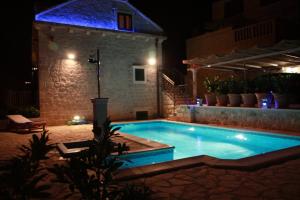 Bazén v ubytování Holiday Home Sumartin (626-1) nebo v jeho okolí