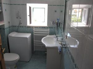 Koupelna v ubytování Holiday Home Sumartin (626-1)