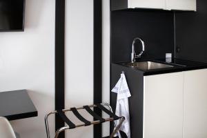Kuchyň nebo kuchyňský kout v ubytování KL Hotel by WMM Hotels
