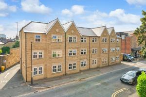 ein Apartmenthaus mit einer Reihe von Fenstern in der Unterkunft The Mowbray in Harrogate