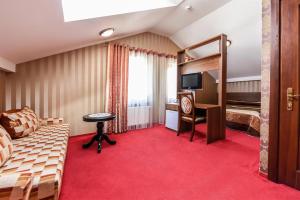 Habitación de hotel con litera y alfombra roja en Villa Regina - Apartment Complex Resort in Šventoji, en Šventoji